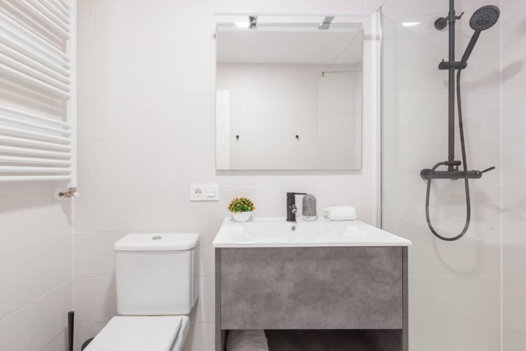 New Gorgeous Central Apartment - Beachfront - 3 Bd Σαν Σεμπαστιάν Εξωτερικό φωτογραφία